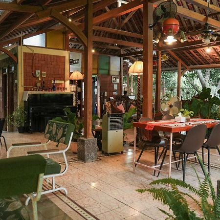 Djajanti House Bed & Breakfast Semarang Exterior foto