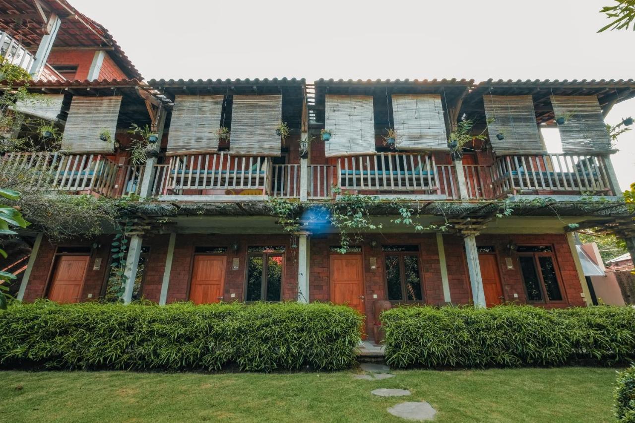 Djajanti House Bed & Breakfast Semarang Exterior foto