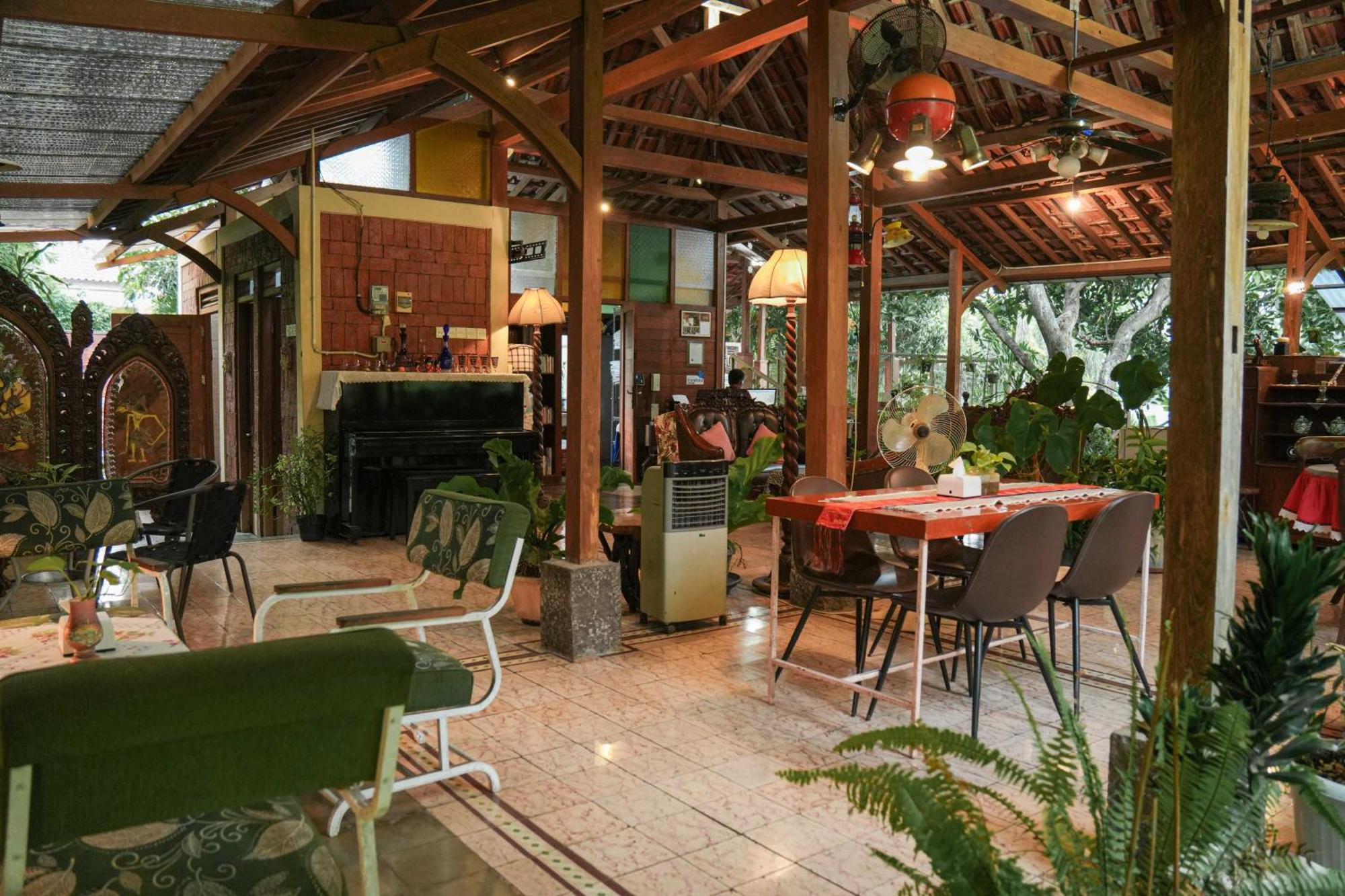 Djajanti House Bed & Breakfast Semarang Exterior foto