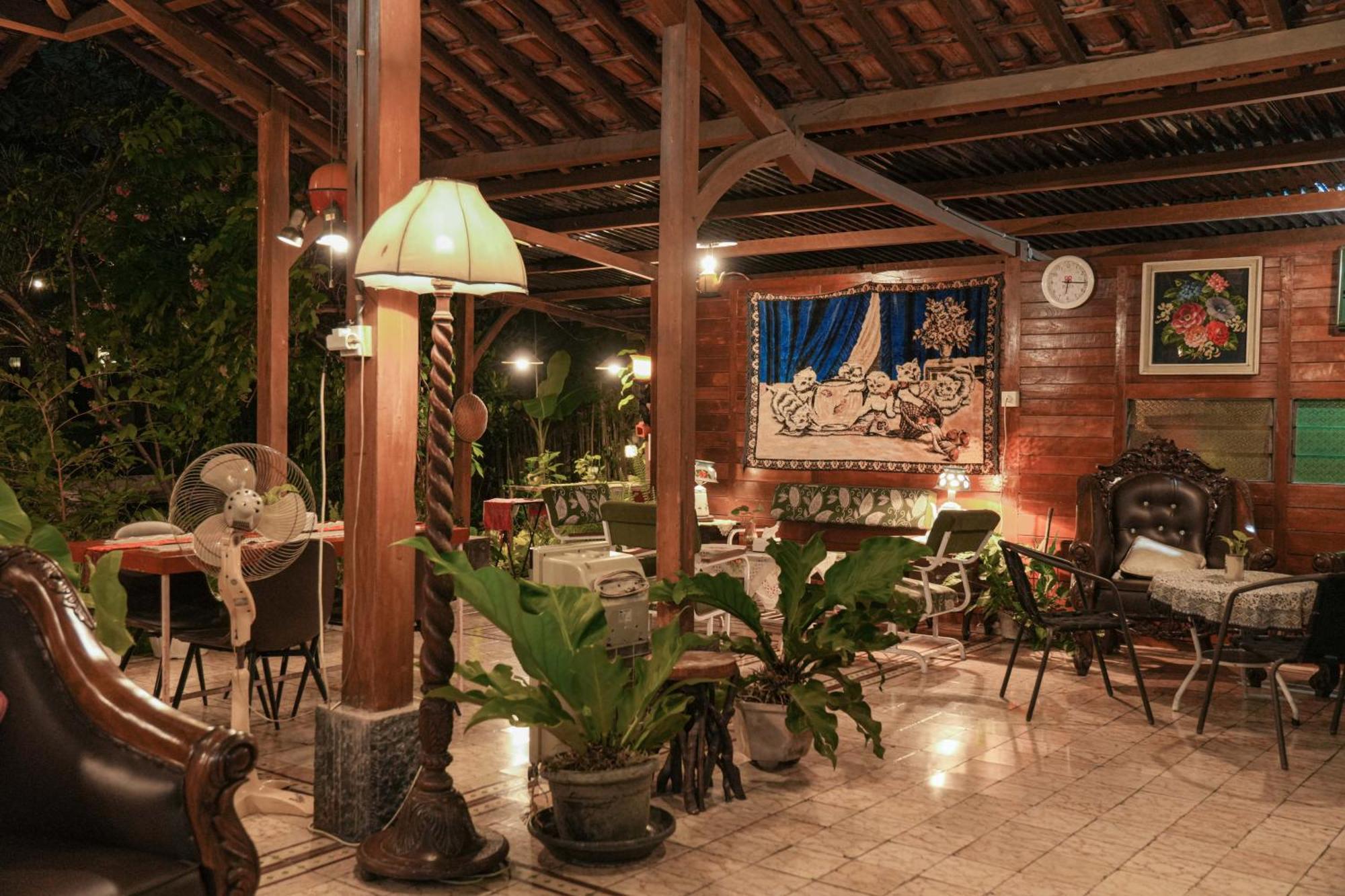 Djajanti House Bed & Breakfast Semarang Exterior foto