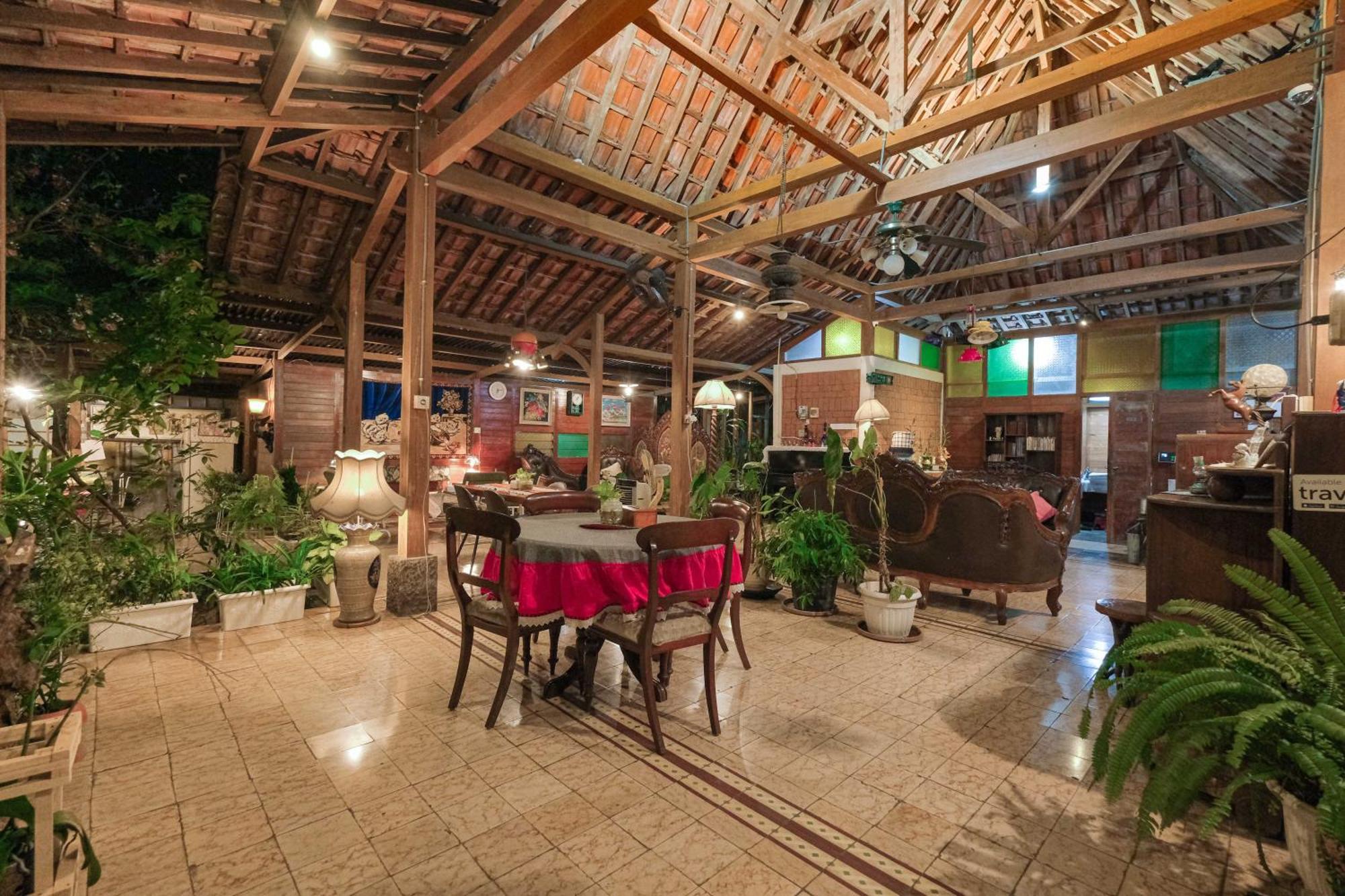 Djajanti House Bed & Breakfast Semarang Exterior foto
