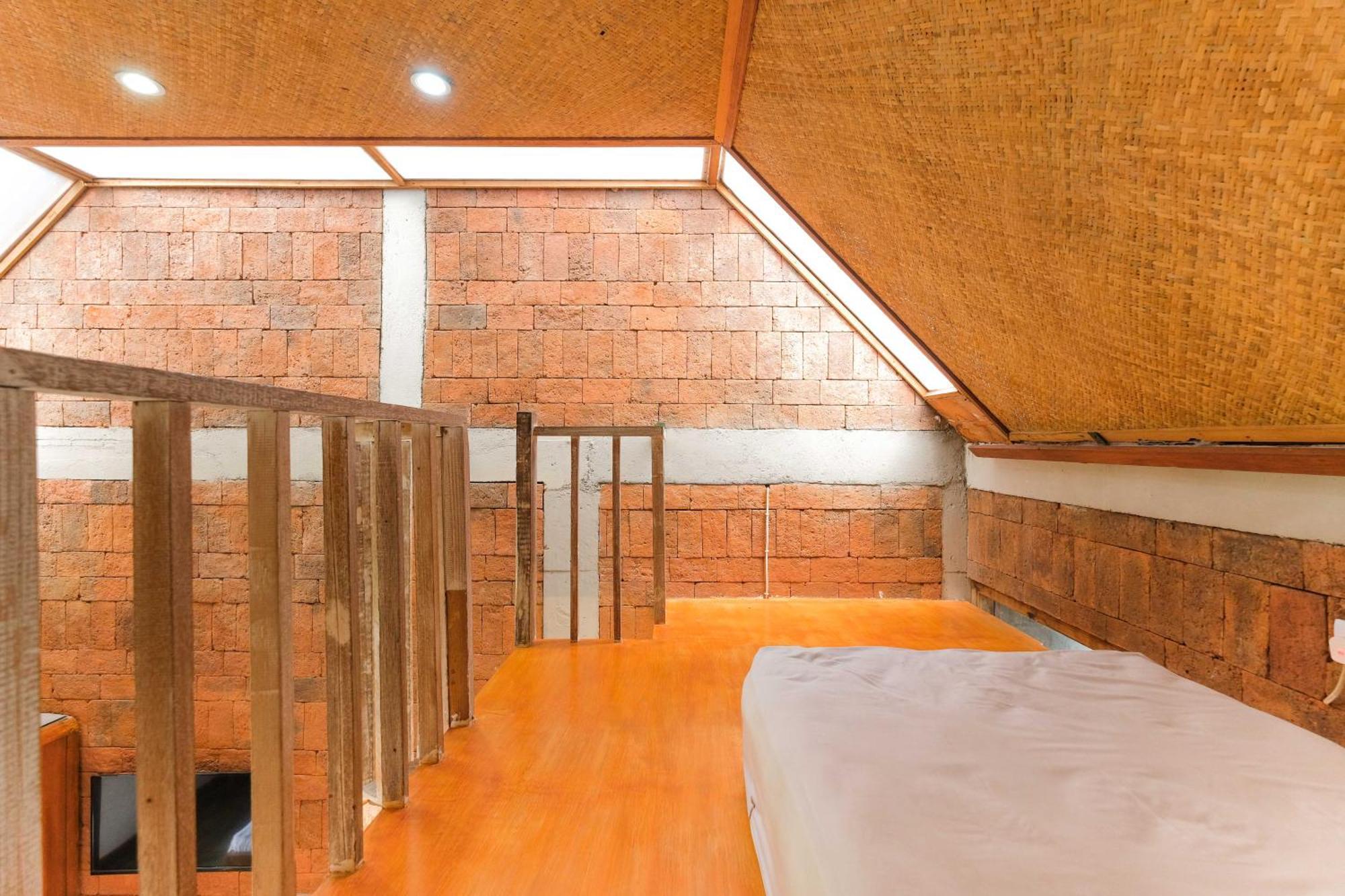 Djajanti House Bed & Breakfast Semarang Exterior foto