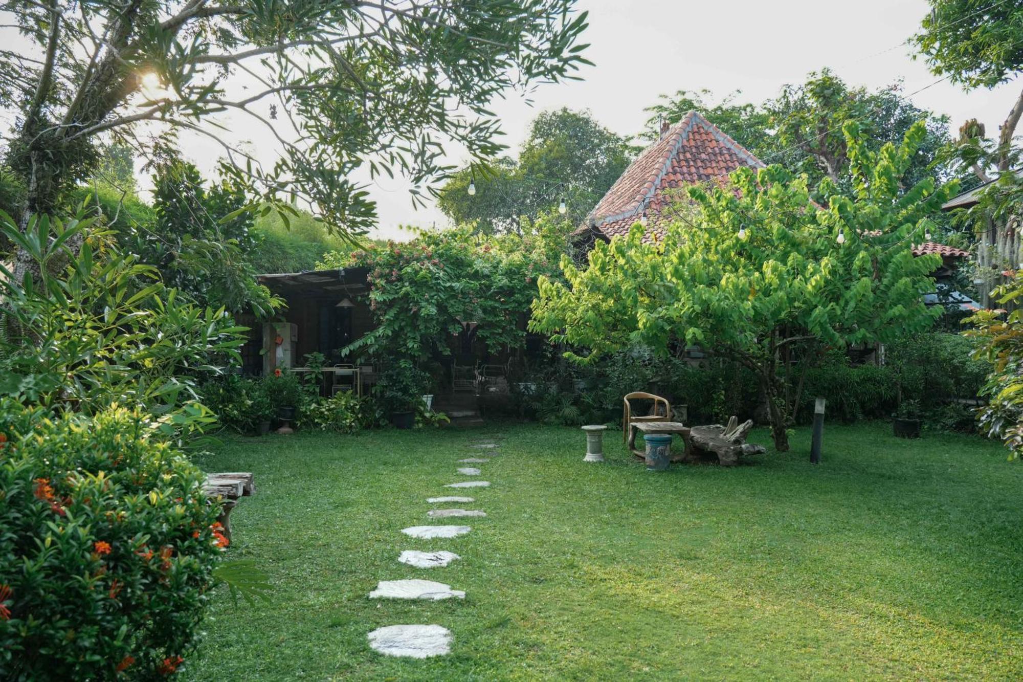 Djajanti House Bed & Breakfast Semarang Exterior foto