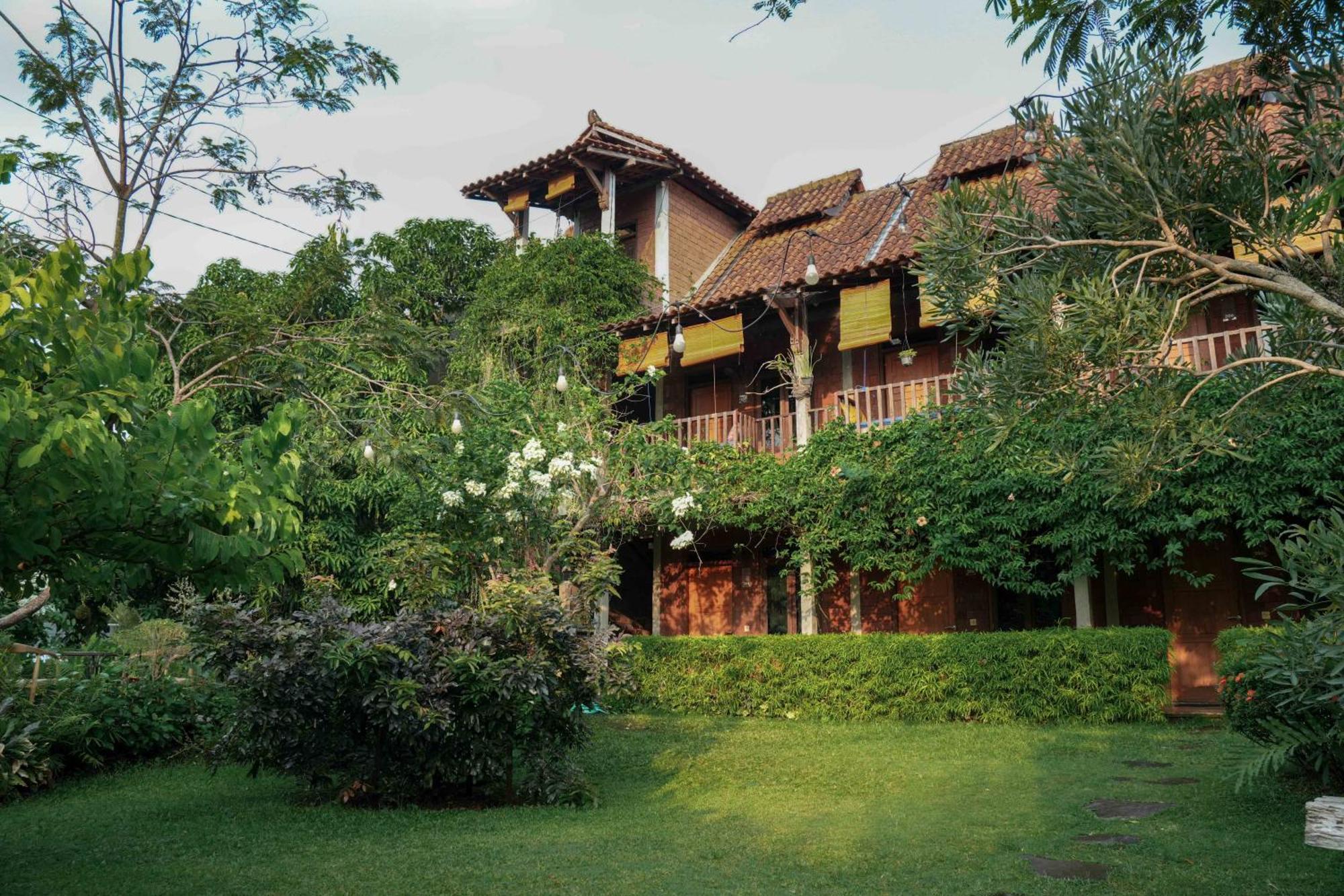 Djajanti House Bed & Breakfast Semarang Exterior foto