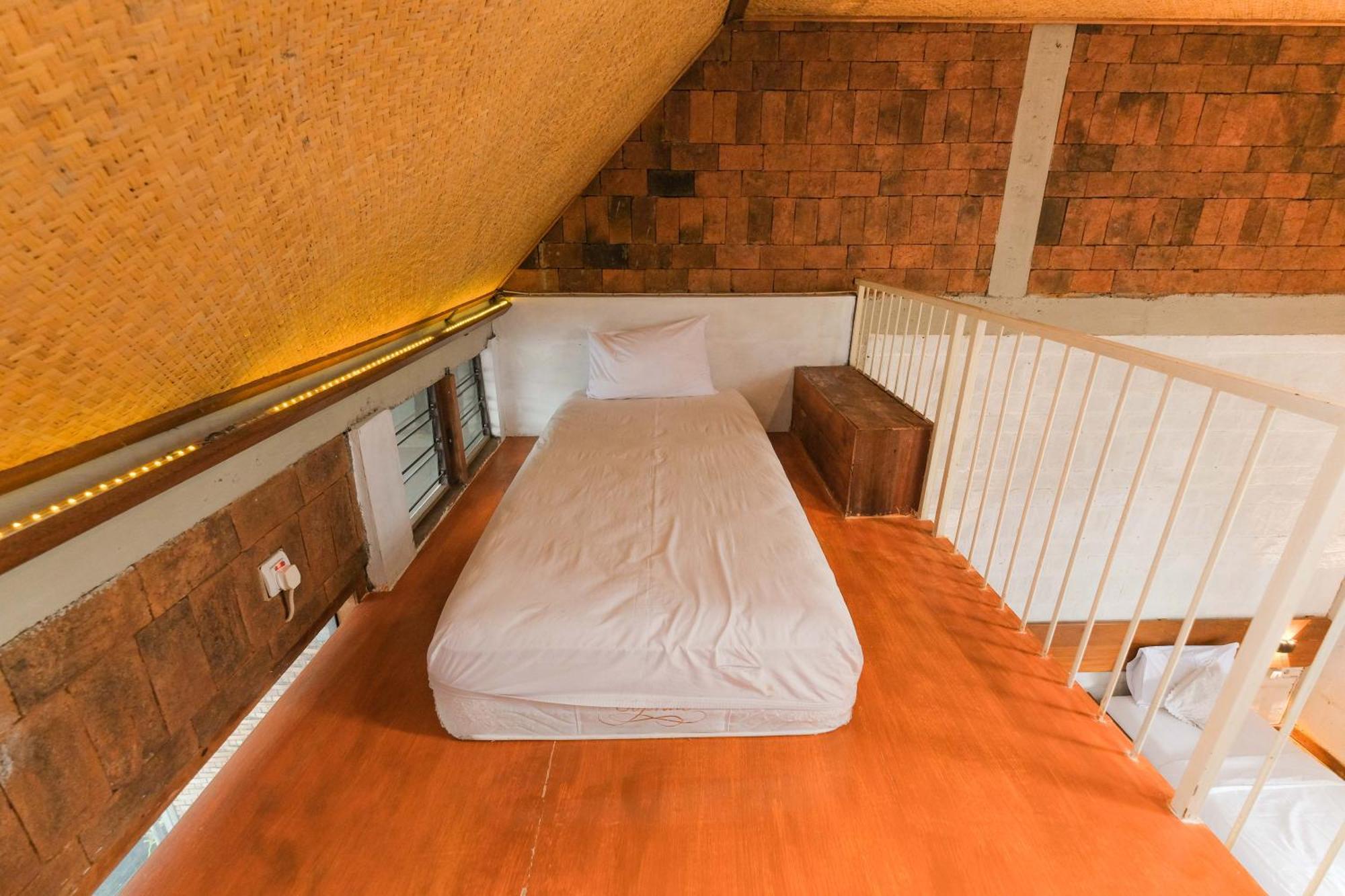 Djajanti House Bed & Breakfast Semarang Exterior foto