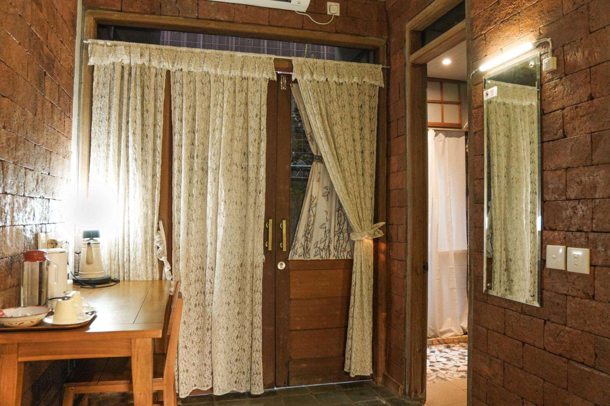 Djajanti House Bed & Breakfast Semarang Exterior foto