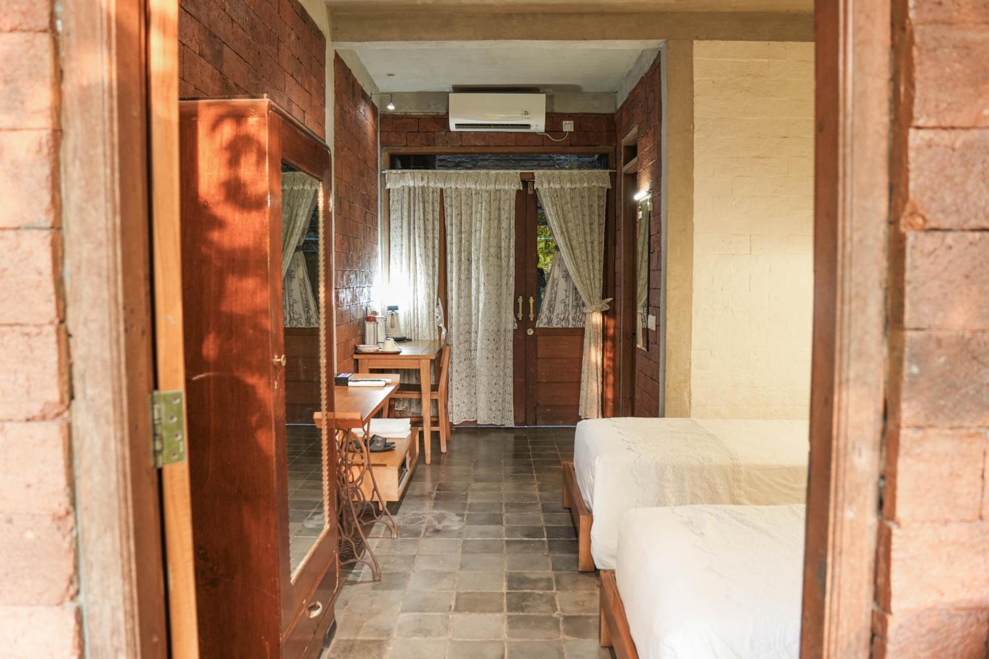 Djajanti House Bed & Breakfast Semarang Exterior foto